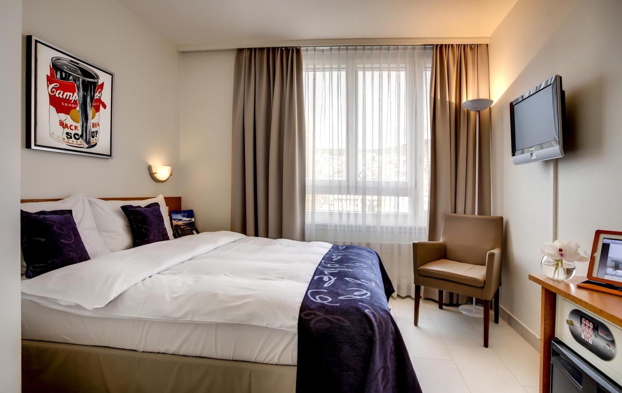 Hotel Beaulac Neuchâtel Oda fotoğraf